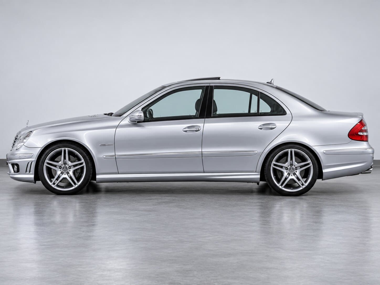 Mercedes-Benz E 200 Kompressor AMG-Styling | Automatik | Leder | Navi | Schiebedach – Bild 4