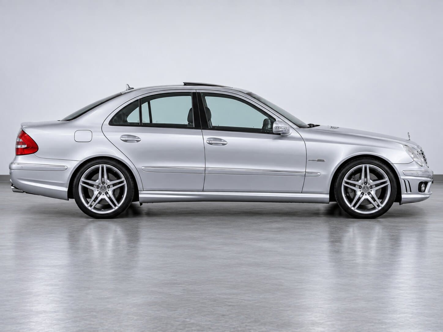 Mercedes-Benz E 200 Kompressor AMG-Styling | Automatik | Leder | Navi | Schiebedach – Bild 5