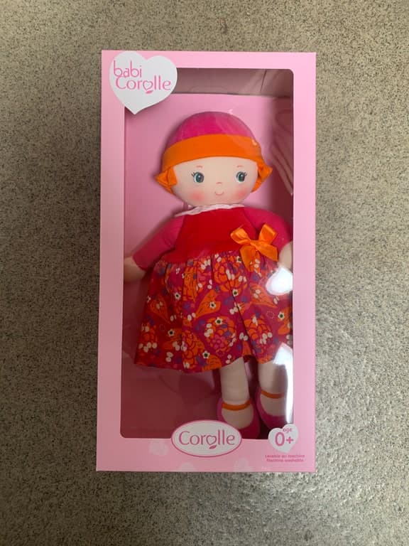 Corolle Lili Cherry Babypuppe (W9001-0, 100% Polyester, Made in China) — Französische Premium-Marke