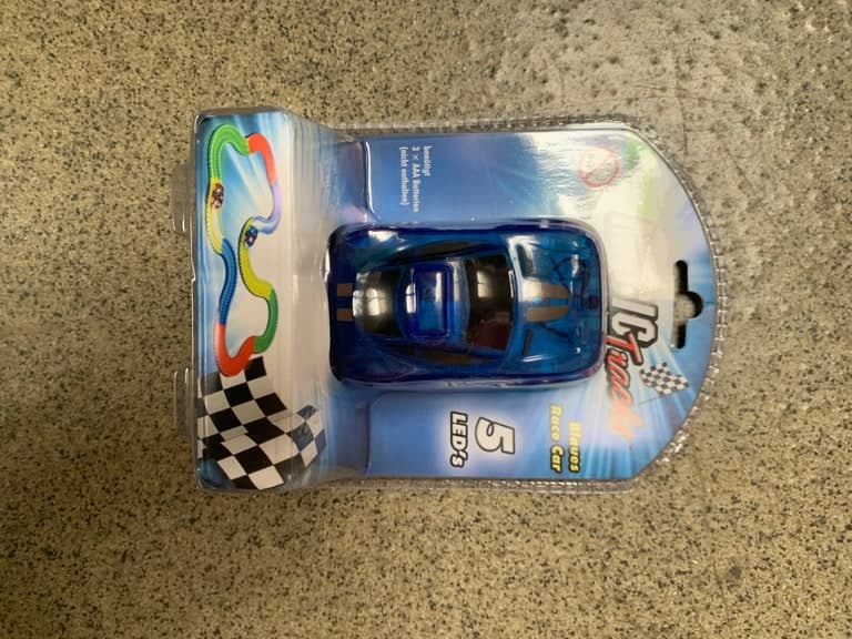 Magic Tracks Blaues Race Car mit 5 LED-Lichtern (Brigsto&Co Art. 20357, Charge 607019) – Bild 1