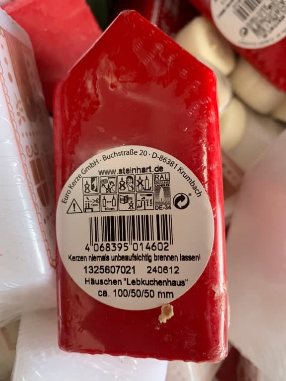 Euro Kerze Steinhart Häuschen-Kerze Lebkuchenhaus rot 100×50×50mm (Weihnachts-Kerze) – Bild 1